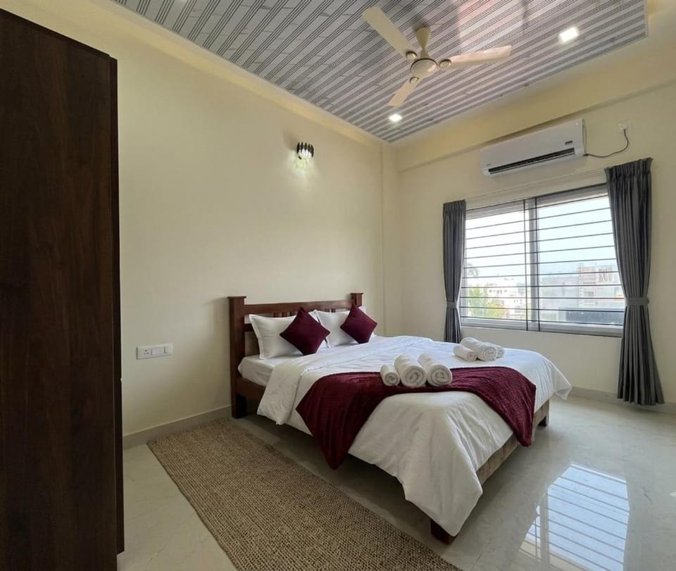 Bed, Photo of the whole room, Bedroom, towels, air conditioner