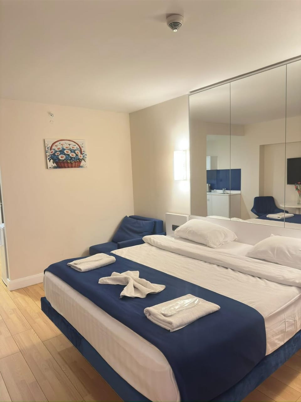 Bed, Bedroom, towels