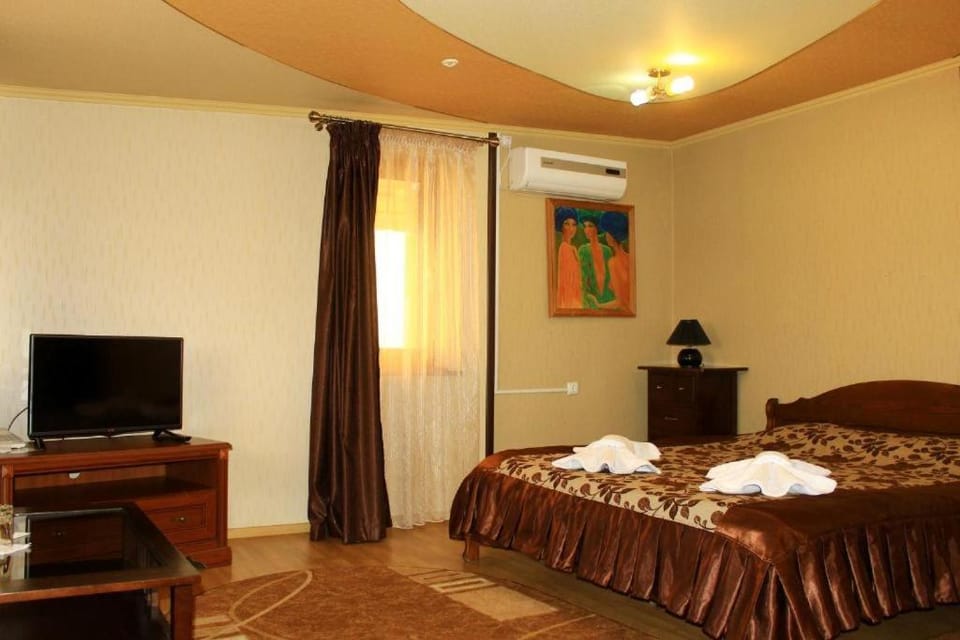 Bed, TV and multimedia, Photo of the whole room, towels, air conditioner