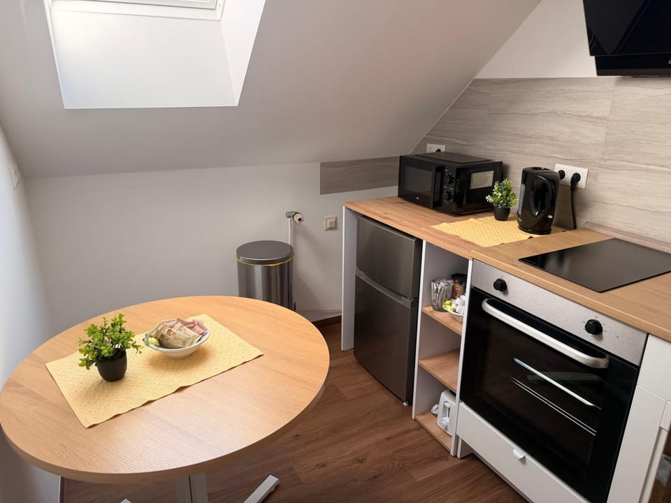 Coffee/tea facilities, Kitchen or kitchenette, Dining area, oven, stove, toaster