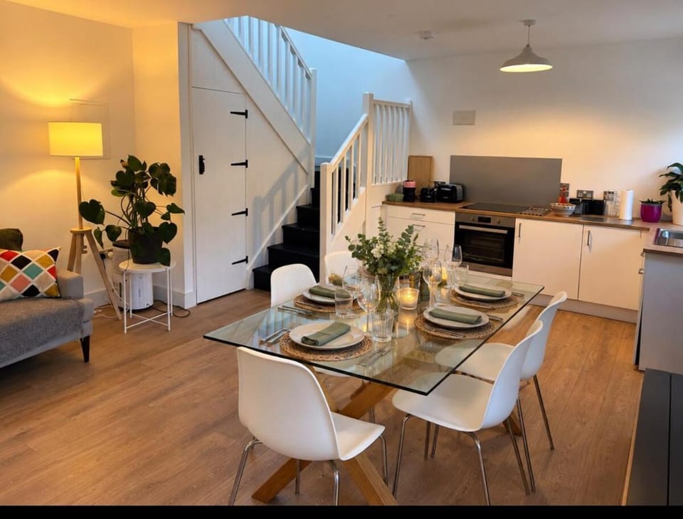 Kitchen or kitchenette, Living room, Seating area, Dining area, dishwasher, oven