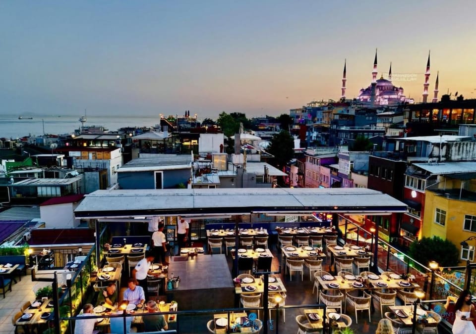 Restaurant/places to eat, Balcony/Terrace, Food and drinks, City view, Sea view