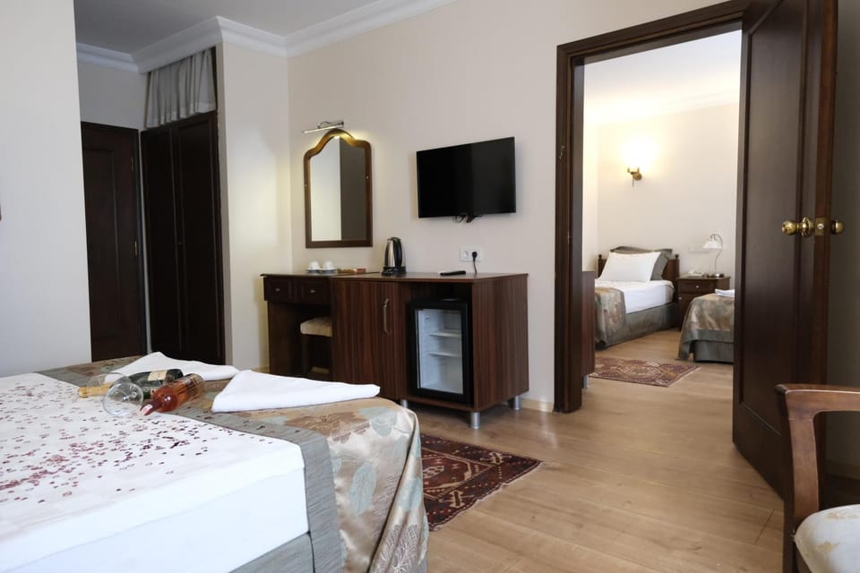 Communal lounge/ TV room, Bed, TV and multimedia, Coffee/tea facilities, Photo of the whole room, Bedroom, City view, wardrobe