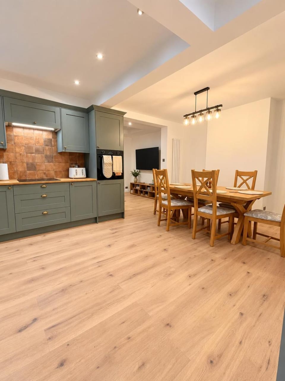 Stylish 3-Bed Home - Modern, Spacious & Cosy House in Luton