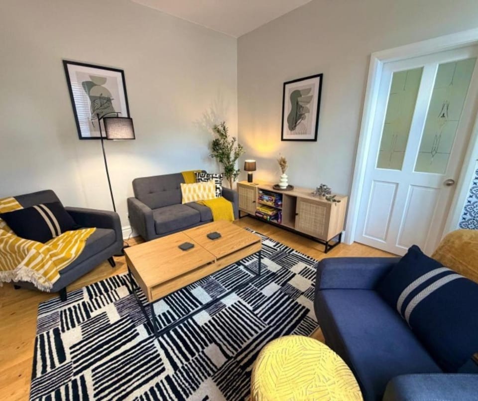Living room, Photo of the whole room, Seating area