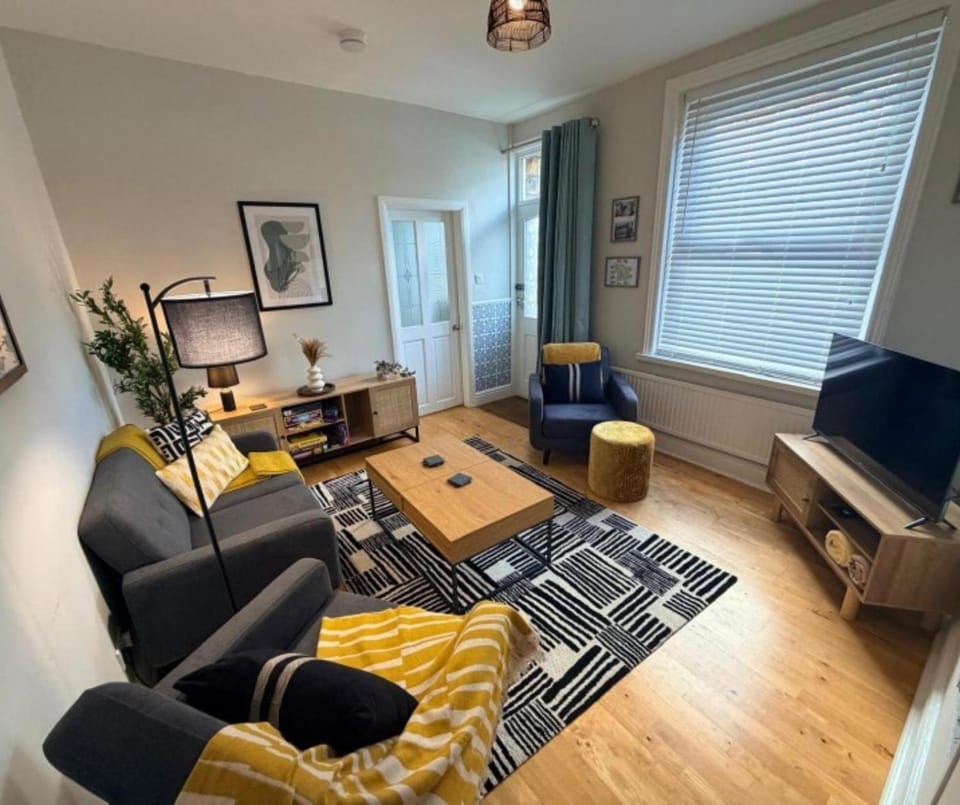 Communal lounge/ TV room, TV and multimedia, Seating area, Evening entertainment