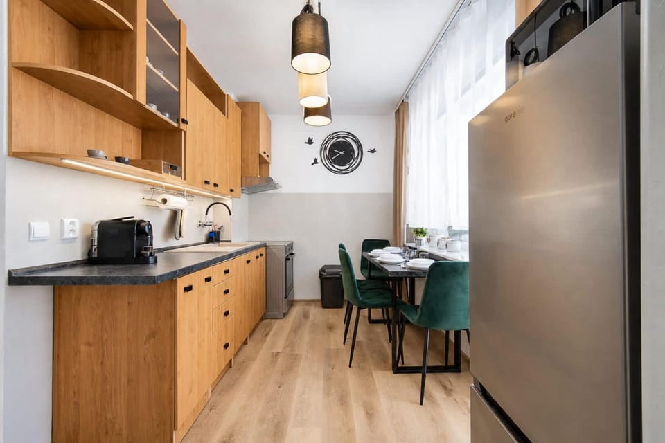 Coffee/tea facilities, Kitchen or kitchenette, Dining area, oven, stove