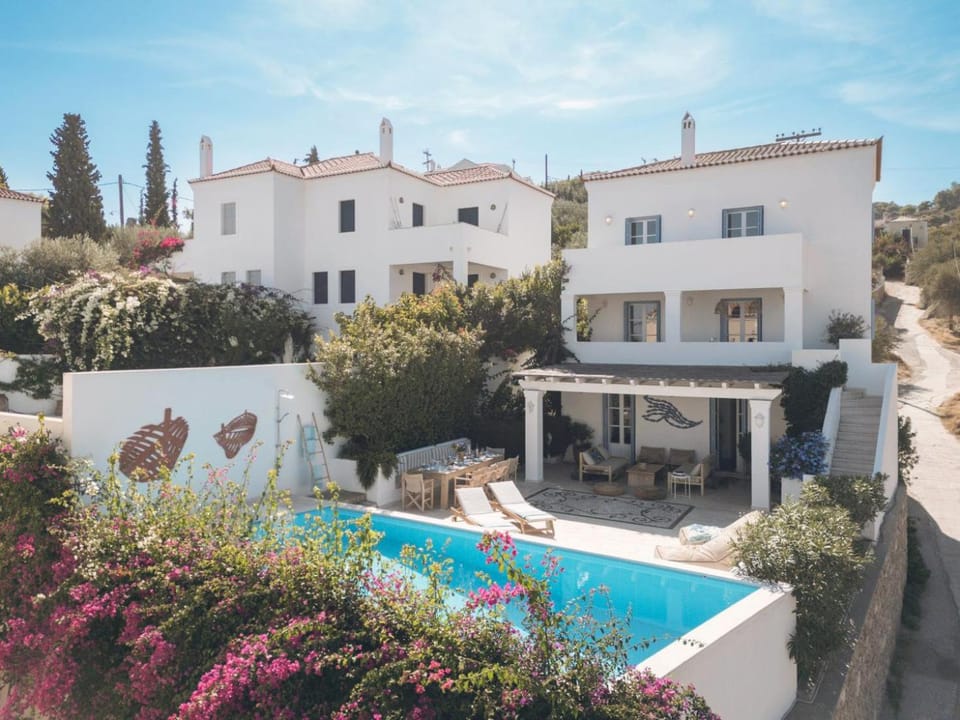 Property building, Patio, Garden, Swimming pool, sunbed