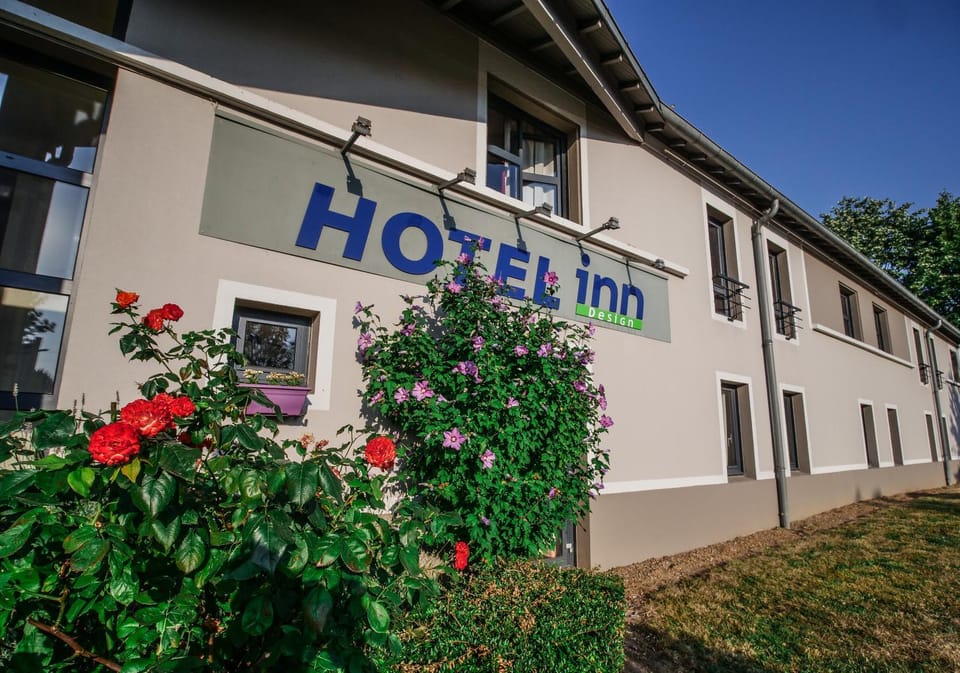 Property building, Facade/entrance, Property logo or sign