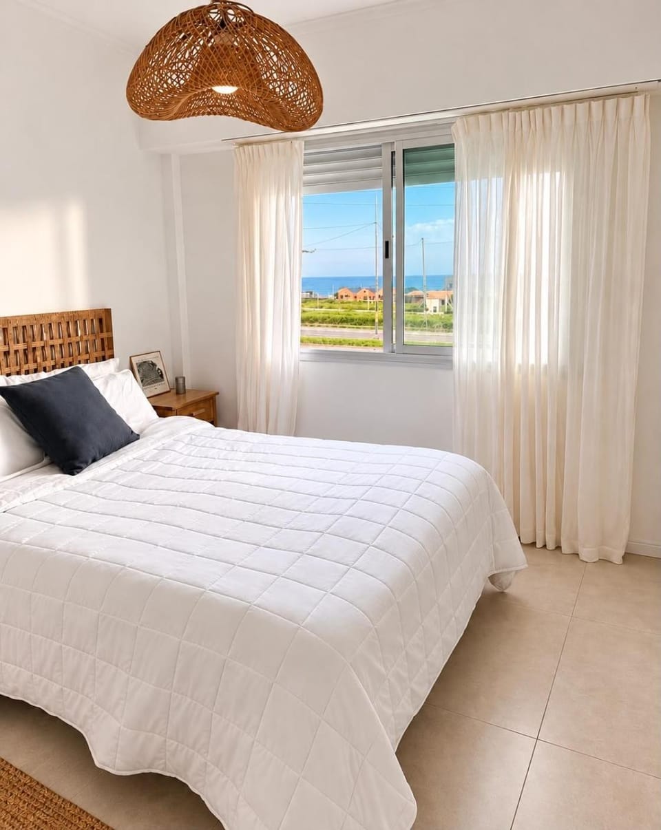 Bed, Natural landscape, Photo of the whole room, Bedroom