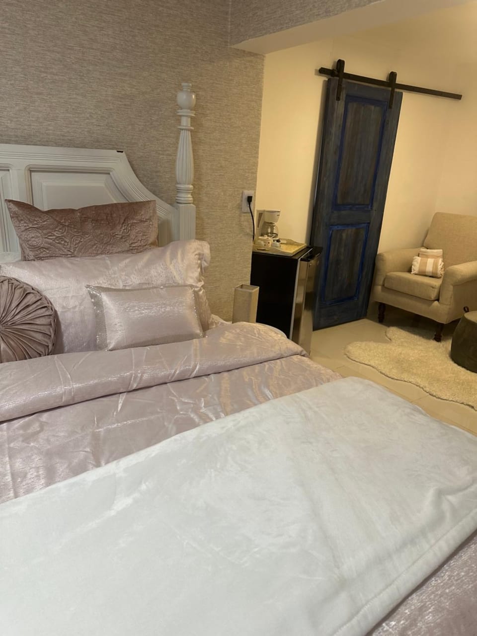 Shower, Living room, Photo of the whole room, Decorative detail, Animals, Continental breakfast, pet friendly, air conditioner