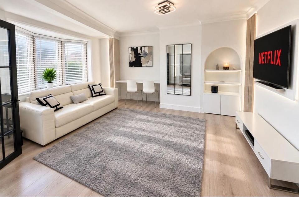 Luxury 3 Bed Home East London Villa in Barking