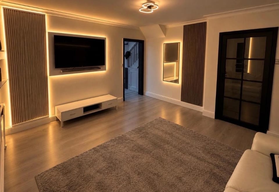 Luxury 3 Bed Home East London Villa in Barking