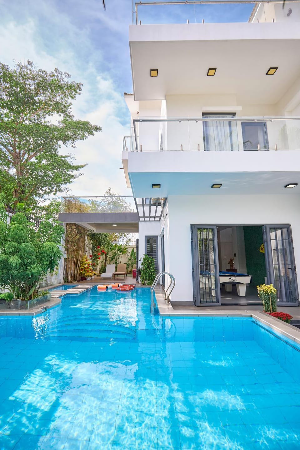 Swimming pool