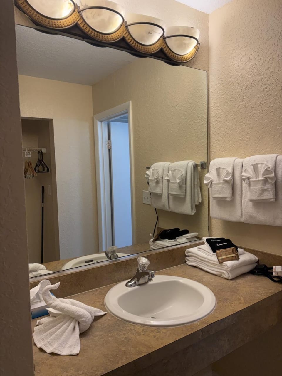 AMI Dream Inn - Gulf Front 1 Bedroom 1 Bath - 103 Apartment in Bradenton Beach