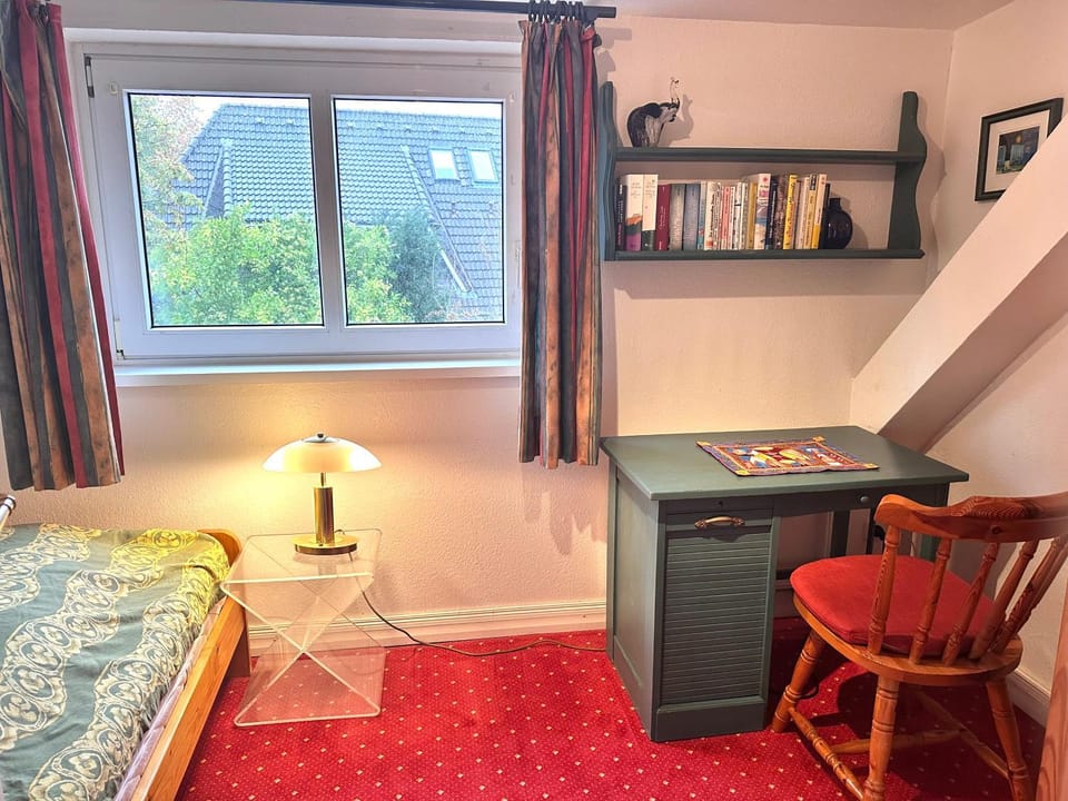 Bed, Photo of the whole room, Seating area, Bedroom