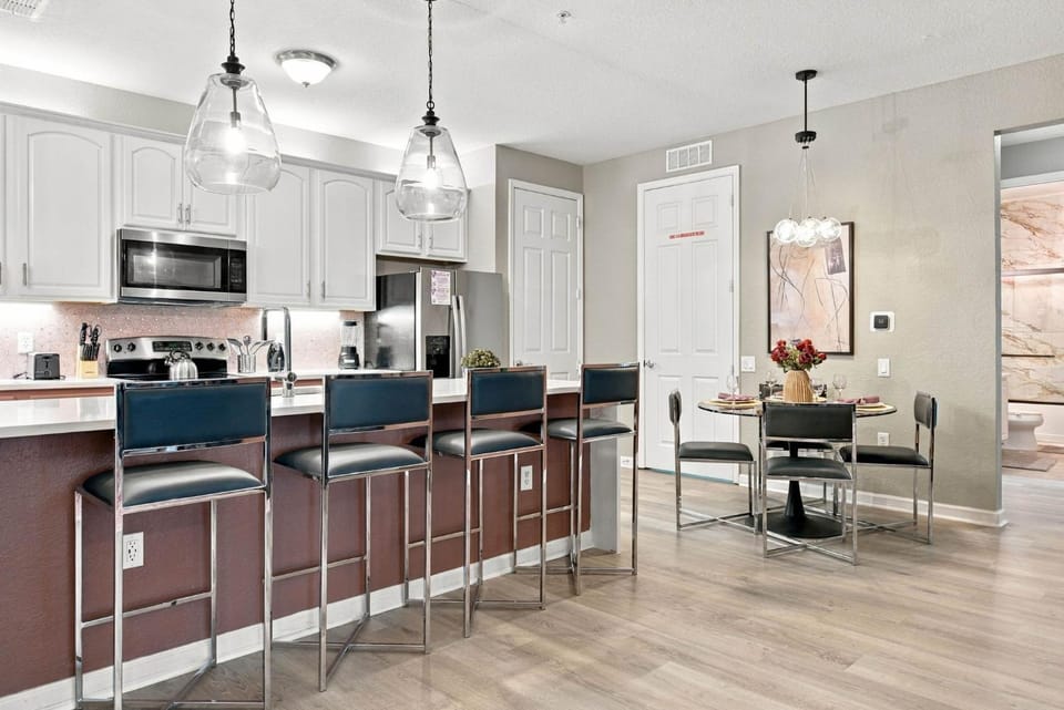 Kitchen or kitchenette, Dining area, microwave