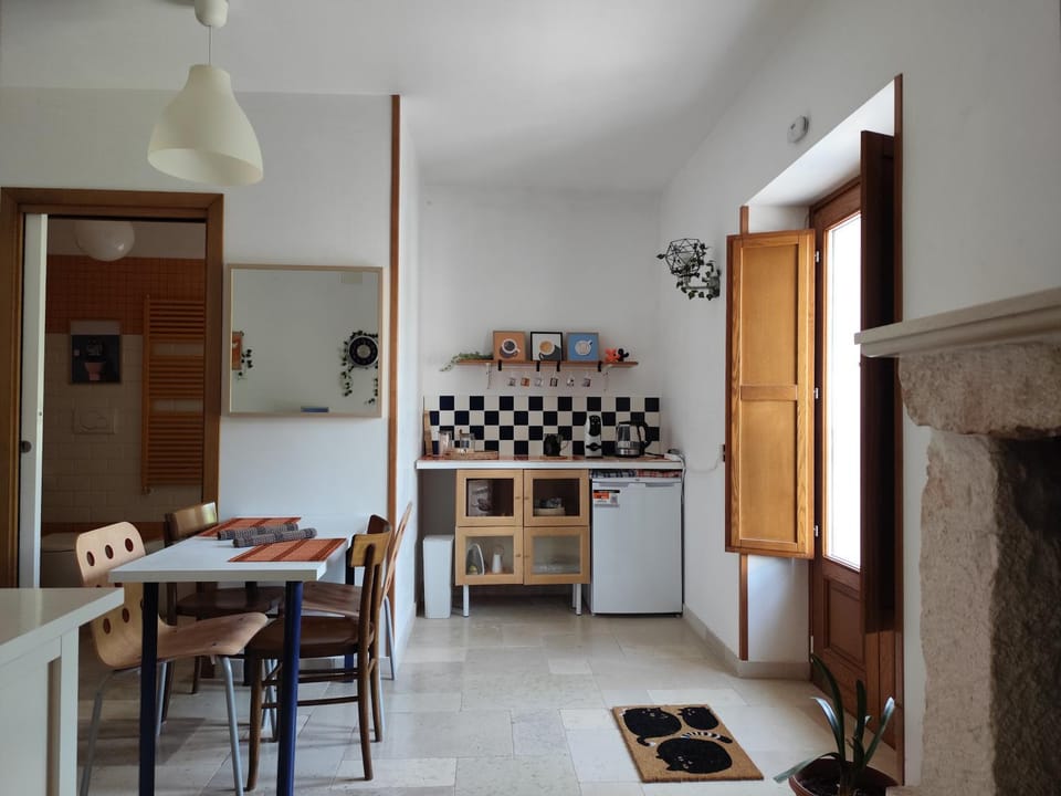 Dining area, minibar