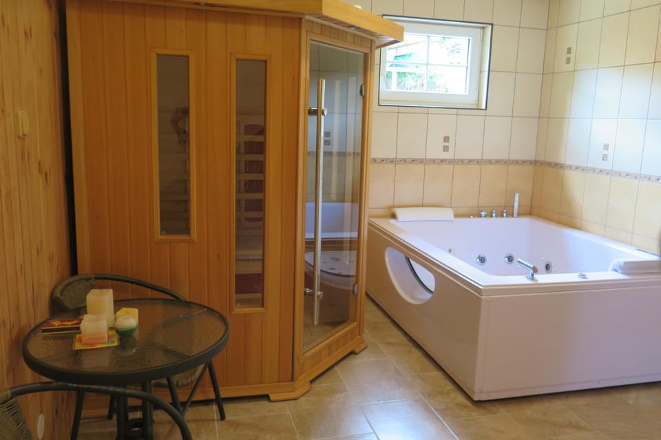 Hot Tub, Sauna