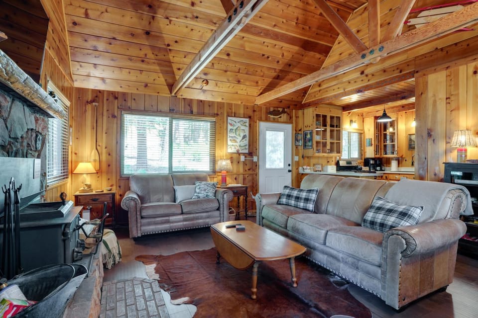 3 Mi to Calaveras Big Trees! Summer Camp Cabin Cabin in Dorrington