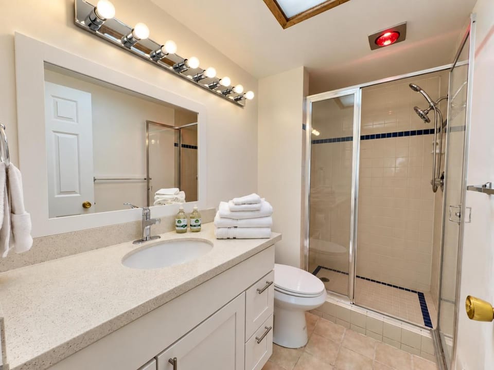 Mercer Island Town Suites Apartment in Mercer Island