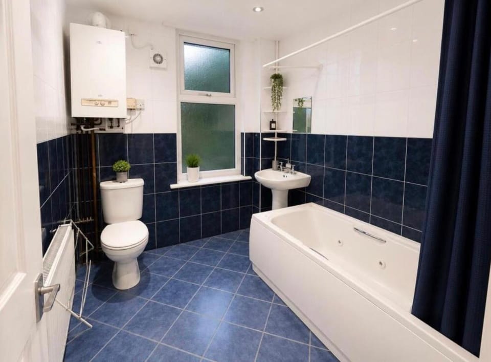 Spacious 3 Bedroom Home Near Leeds City Centre Vacation rental in Leeds