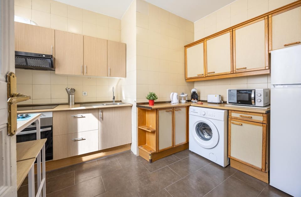 Coffee/tea facilities, Kitchen or kitchenette, dishwasher, oven, stove, toaster, washing machine
