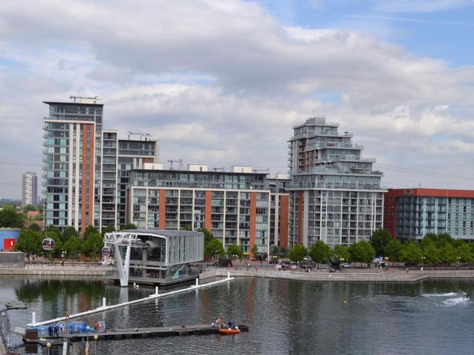 Royal Docks Lakeside Retreat ExCeL & 02 Arena Apartment in London