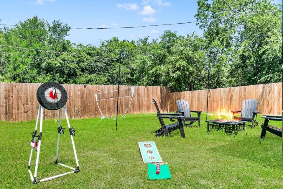 4BR Tropical Oasis Pool table Arcade Games House in Dallas