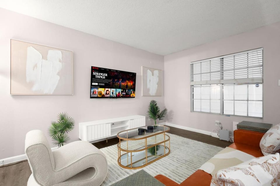 Modern 1BR Near UT and Downtown, Fast WiFi, Parking Apartment in Austin