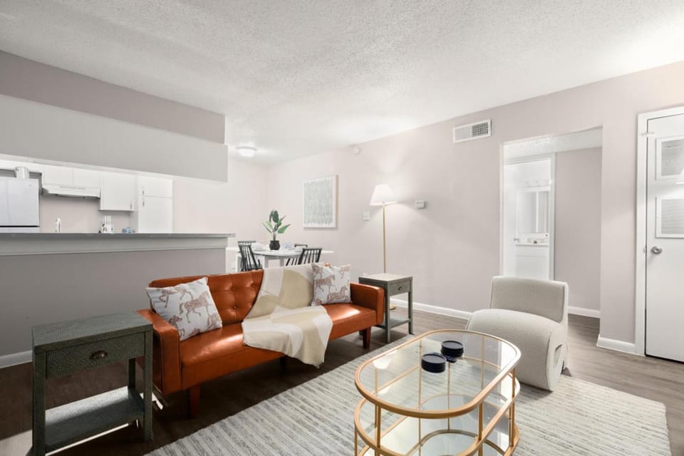 Modern 1BR Near UT and Downtown, Fast WiFi, Parking Apartment in Austin