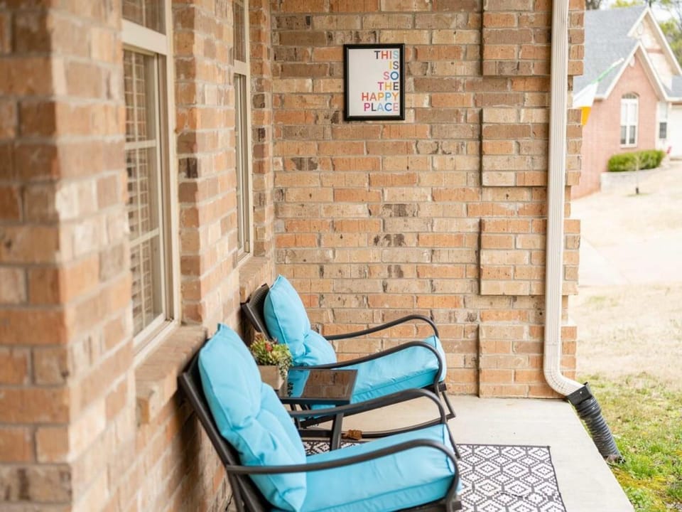 Modern 4BR Bike Retreat - Steps from Coler Trails House in Rogers