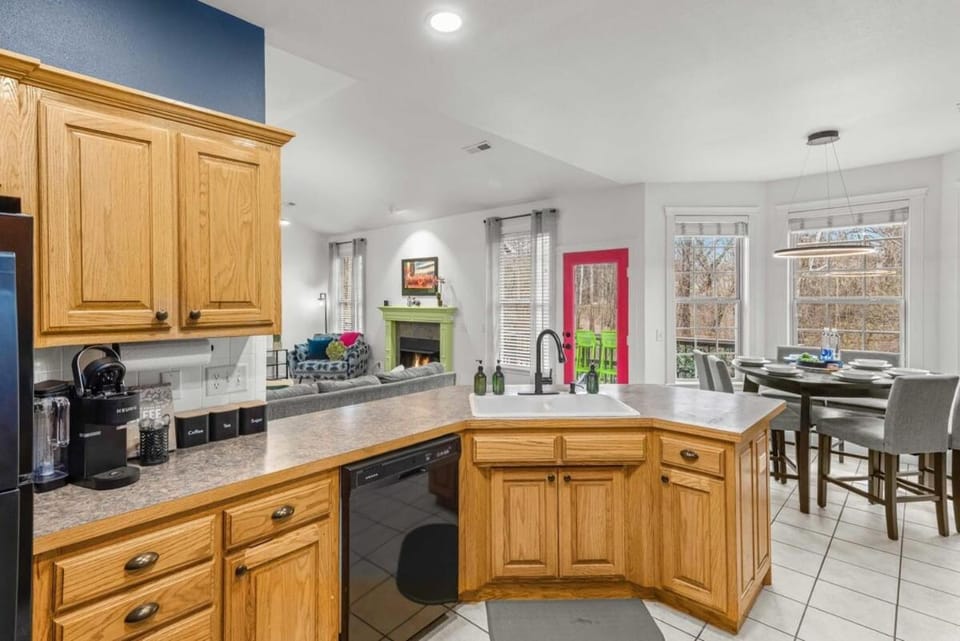 Modern 4BR Bike Retreat - Steps from Coler Trails House in Rogers
