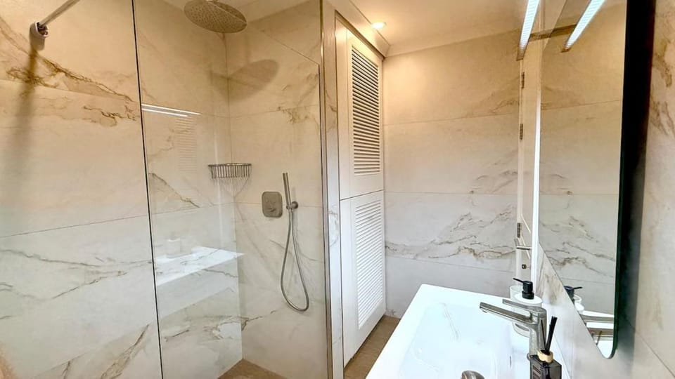 Luxuriöse Seafront Wohnung direkt am Meer mit Balkon Valletta View Apartment in Sliema