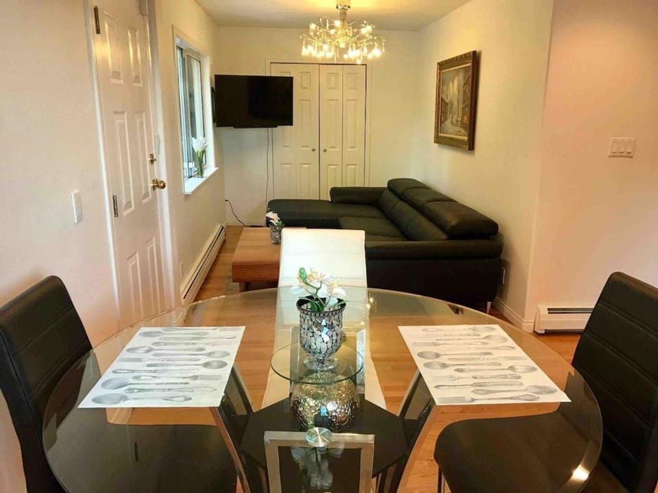Central Lonsdale 2BR Home Private Deck with BBQ House in North Vancouver