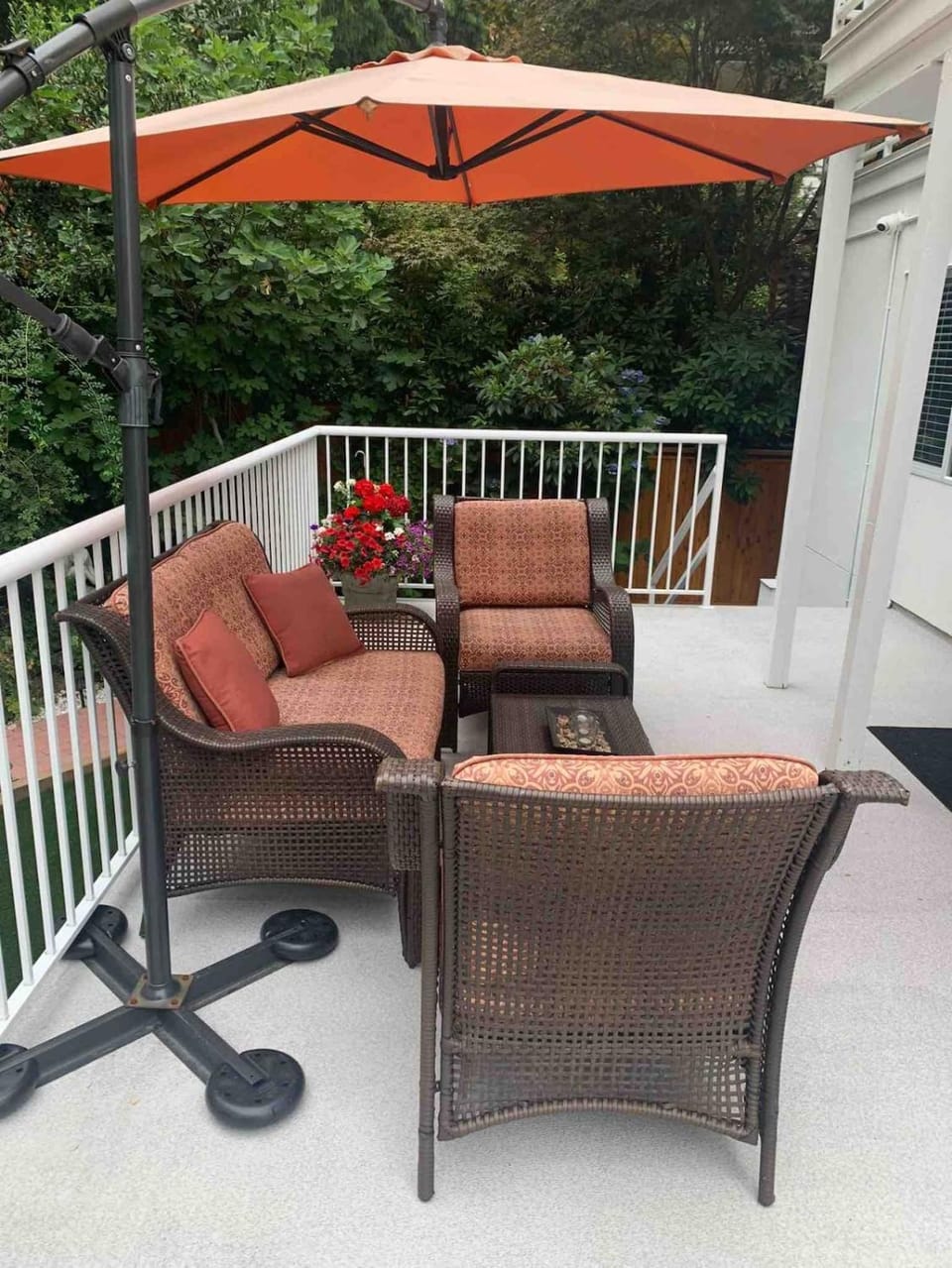 Central Lonsdale 2BR Home Private Deck with BBQ House in North Vancouver