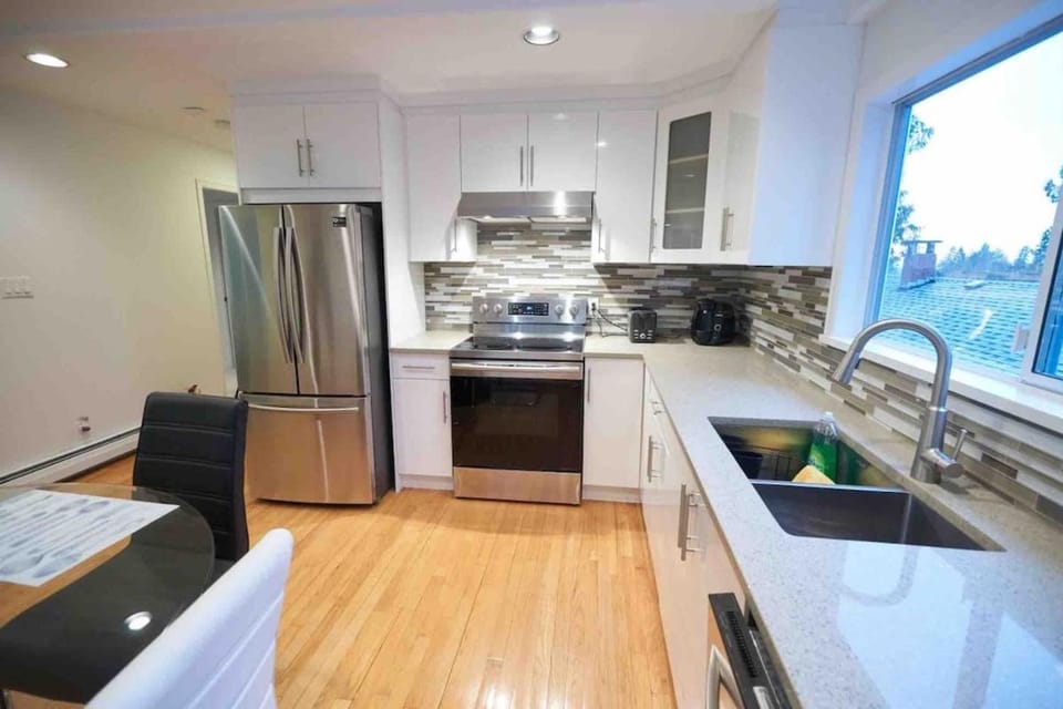 Central Lonsdale 2BR Home Private Deck with BBQ House in North Vancouver