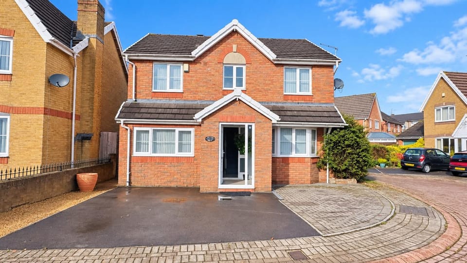 Property building, Day, Neighbourhood, Street view, Location, Parking