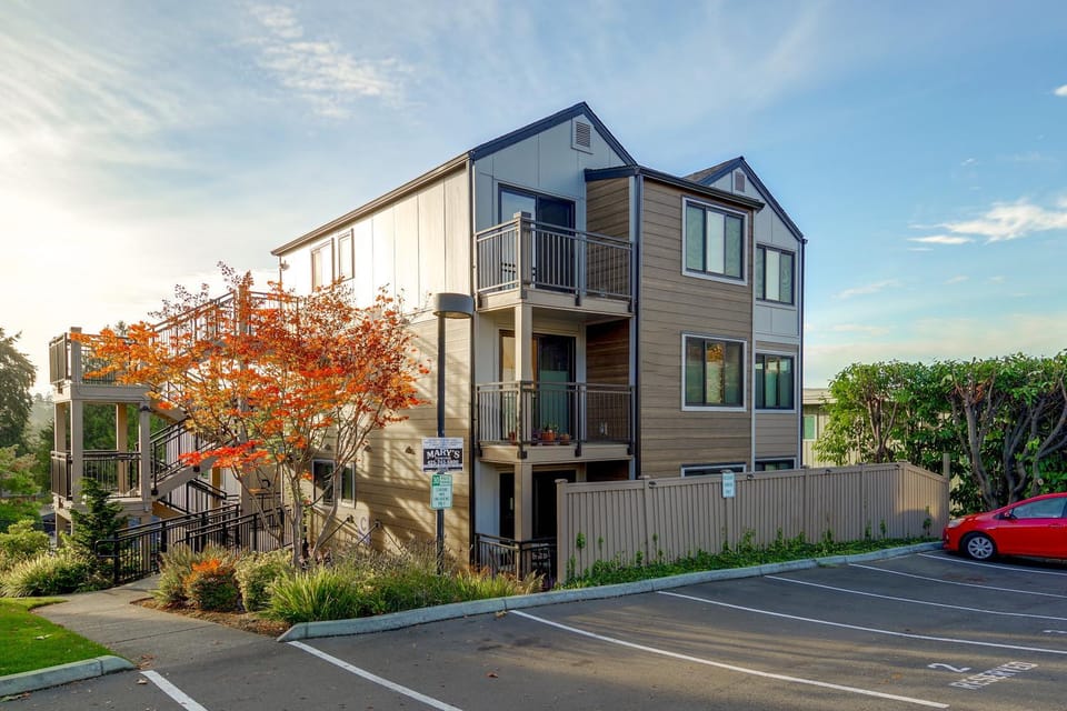 Walk to Downtown Edmonds! Condo w/ Patio House in Woodway