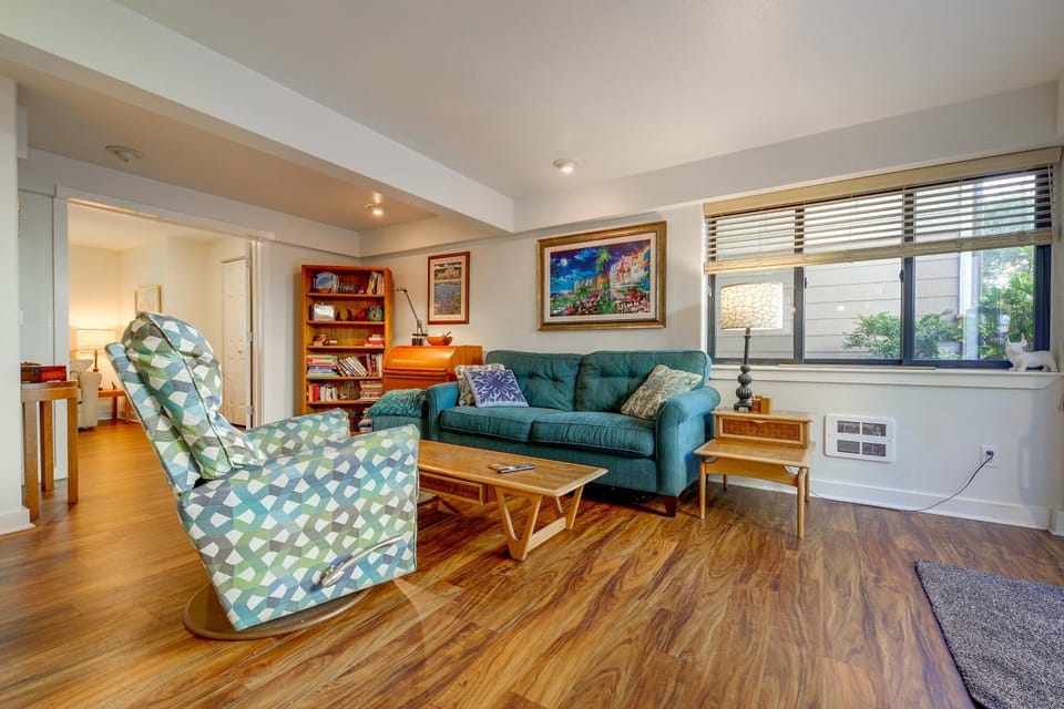 Walk to Downtown Edmonds! Condo w/ Patio House in Woodway