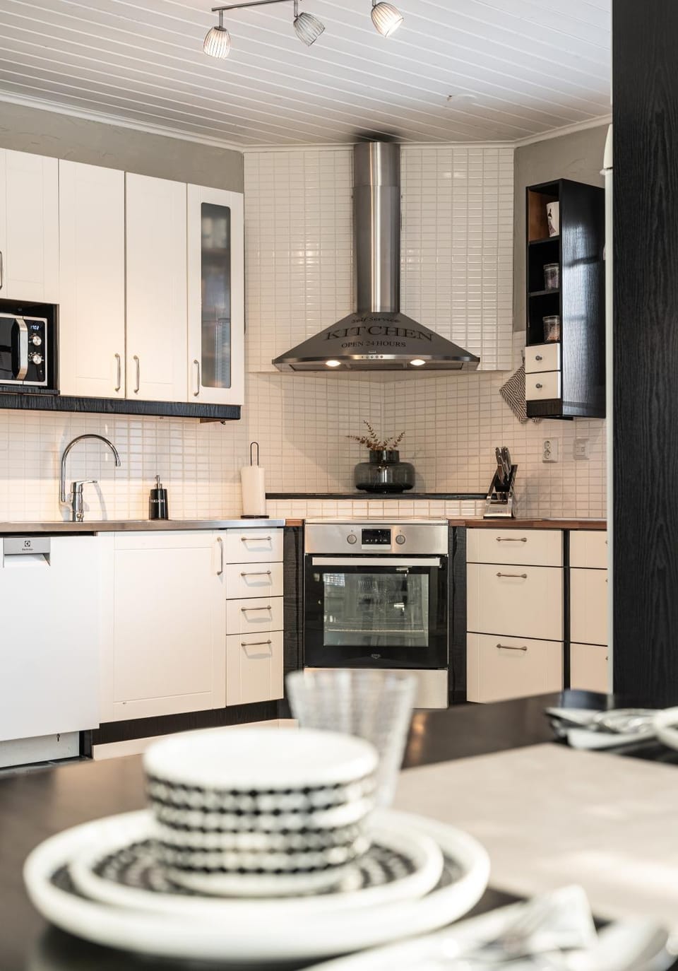 Kitchen or kitchenette, dishwasher, oven, toaster
