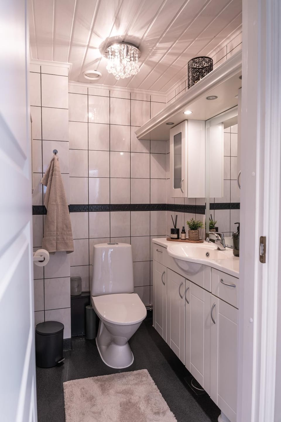 Toilet, towels