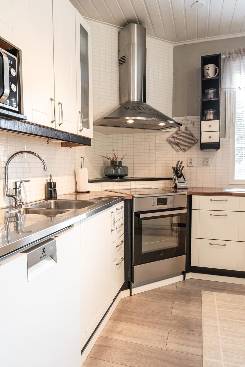 Kitchen or kitchenette, dishwasher, oven, toaster