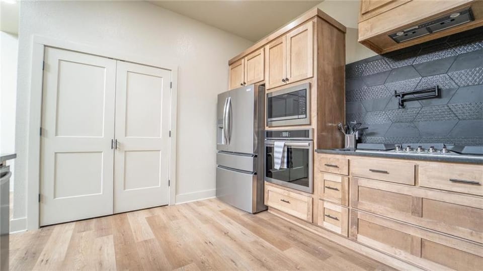Two Lakefront Homes w Hot Tub & Game Room House in Beaver Lake