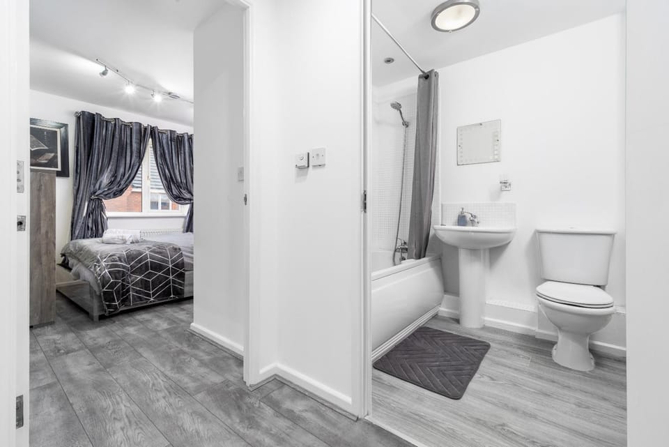 Shower, Toilet, Bed, Bathroom, Photo of the whole room, Bedroom, Bath
