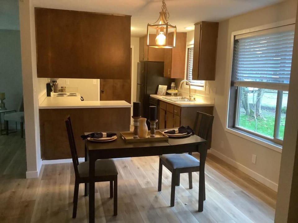2 Bedroom desirable Ferry Street Bridge Casa 15 House in Eugene