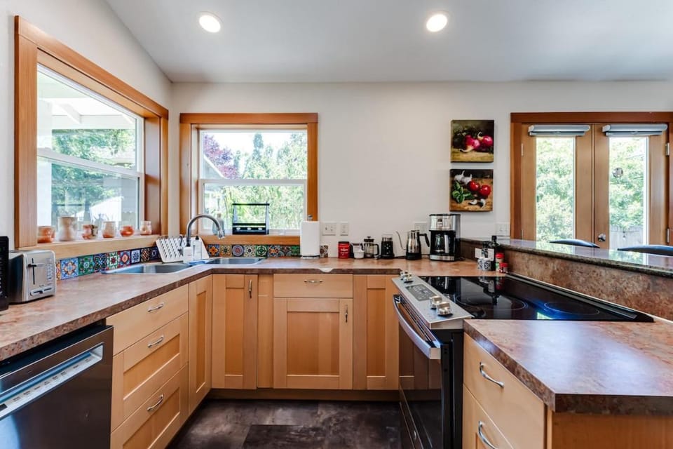 Amazon Area Backyard ADU With Private Entrance House in Eugene