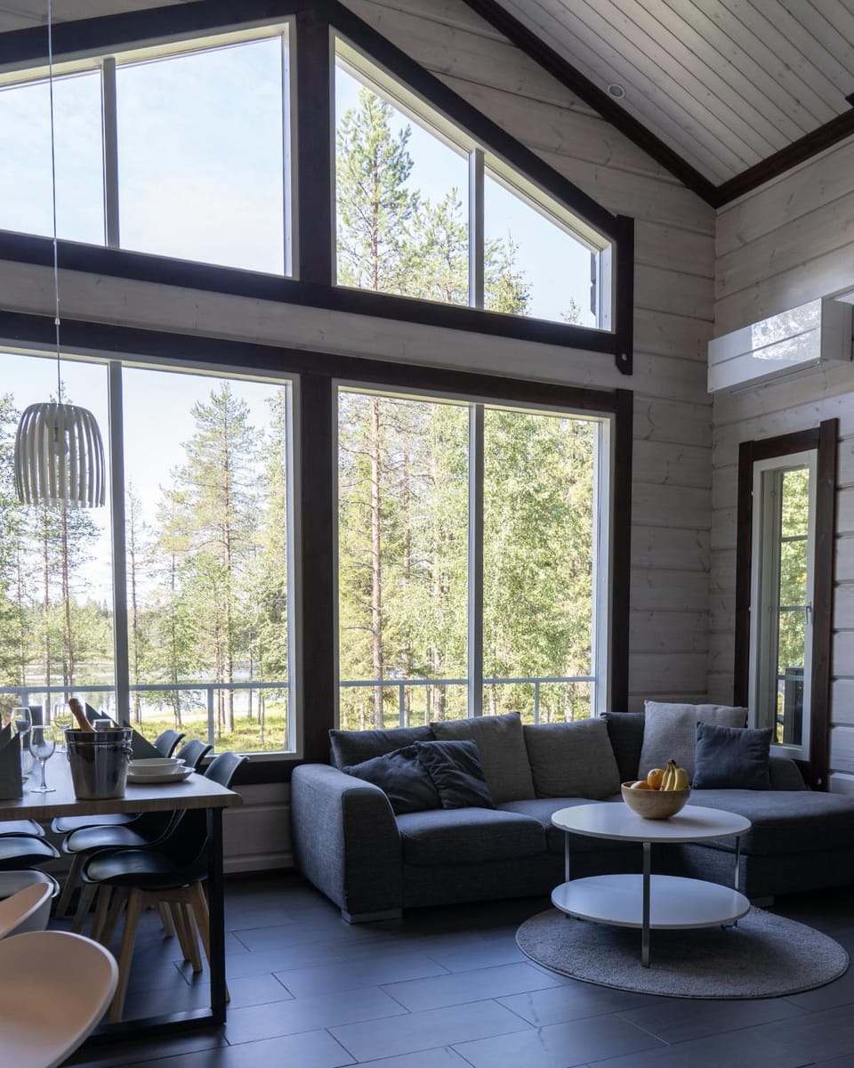 Rukan tunturihuvilat, Ilves - Lakefront Villa with Private Beach, Sauna & Hot Tub Chalet in Finland