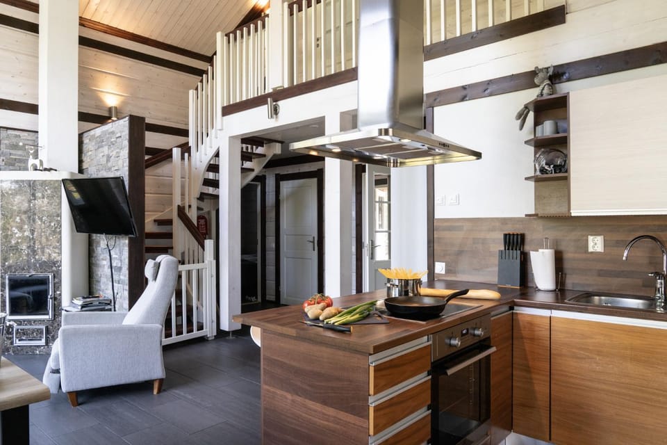 Rukan tunturihuvilat, Ilves - Lakefront Villa with Private Beach, Sauna & Hot Tub Chalet in Finland