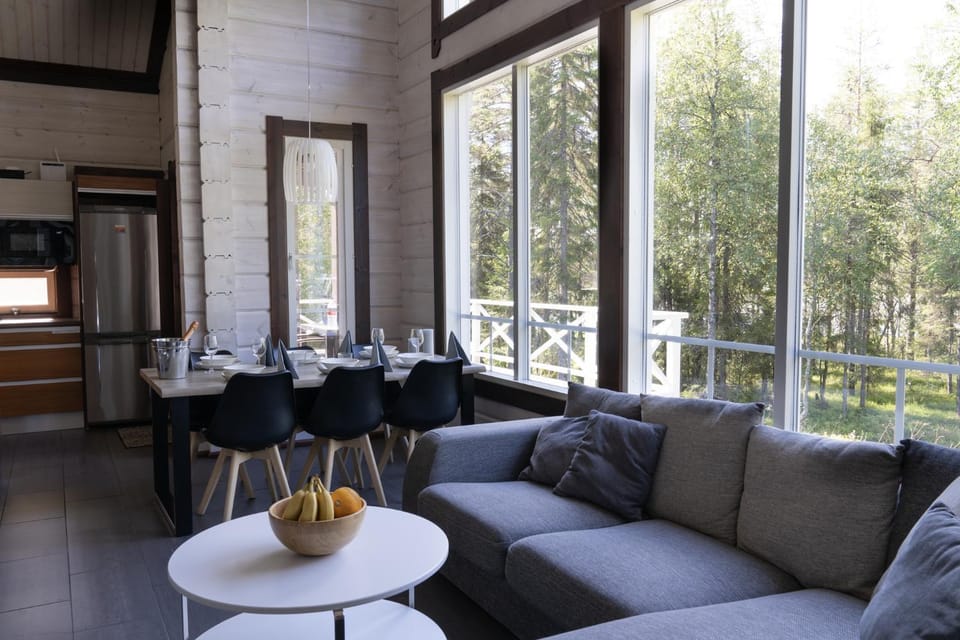 Rukan tunturihuvilat, Ilves - Lakefront Villa with Private Beach, Sauna & Hot Tub Chalet in Finland
